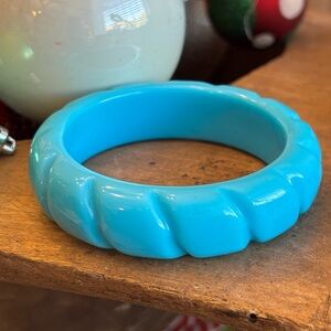 Vintage Turquoise Blue Carved Lucite Acrylic Bangle Bracelet